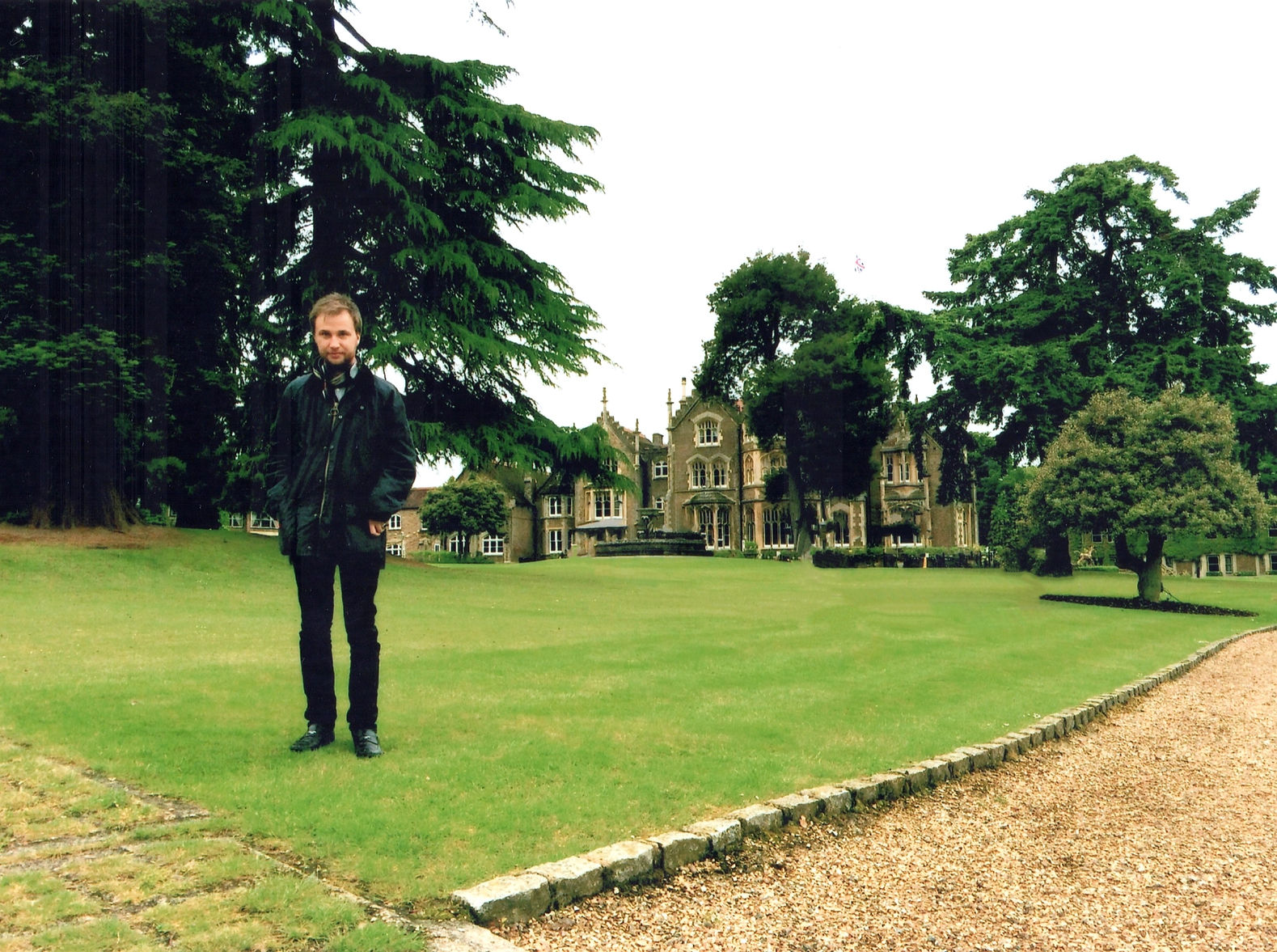 Das ist ein Pressefoto, das den Autor Benjamin Lebert vor dem Oakley Court Hotel in England zeigt.