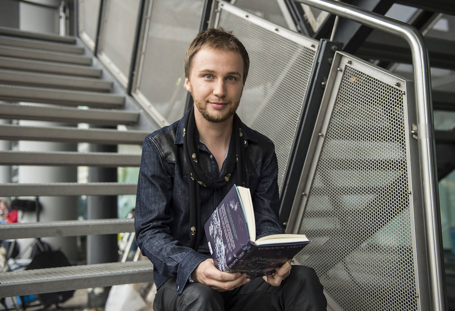 Das ist ein Pressefoto, das den Autor Benjamin Lebert auf der Frankfurter Buchmesse zeigt.
