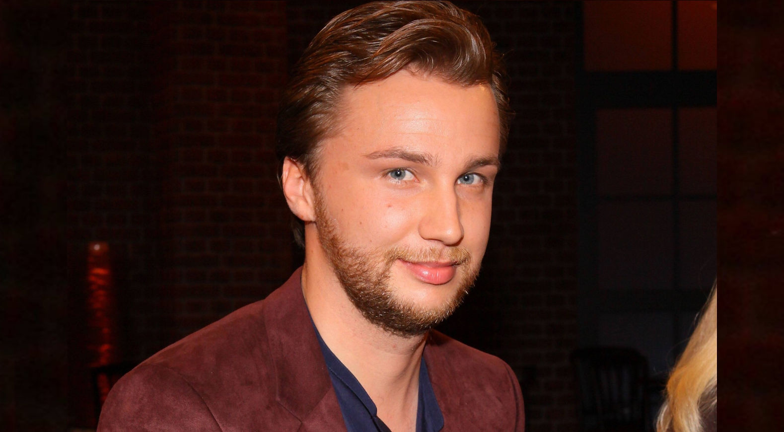 Das ist ein Pressefoto, das den Autor Benjamin Lebert bei der Talkshow Kölner Treff zeigt.